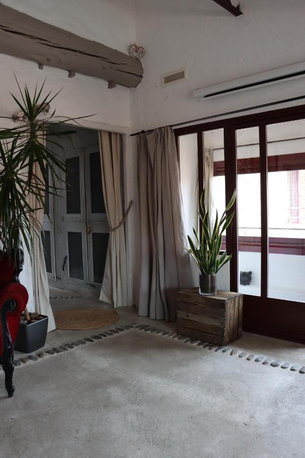 Grand Loft De Charme, Place Du Village A Thuir Bagian luar foto